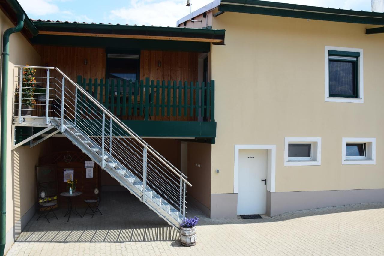Rebenhof Schwalm Apartment Herrnbaumgarten Exterior photo